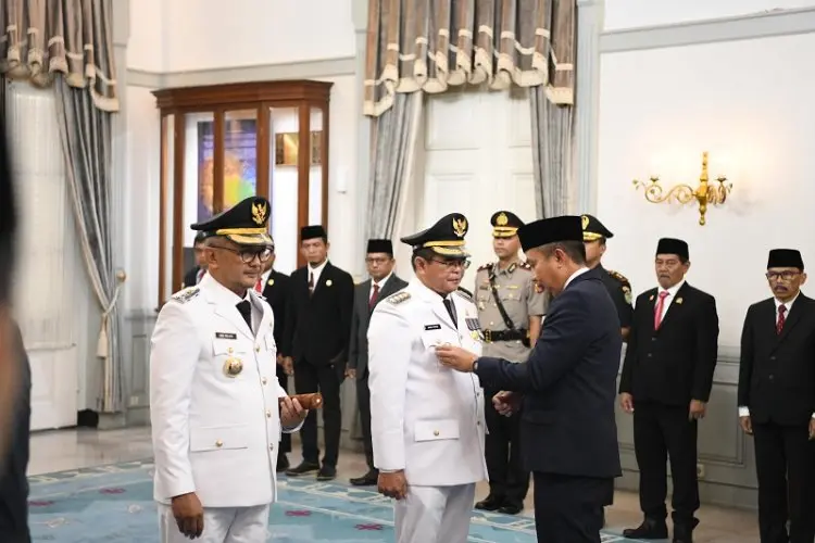 Bey Machmudin Lantik Dua Pejabat Bupati Baru, Salah Satunya Pejabat Penting KPK