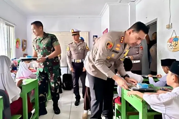 Polresta Bogor Kota Bersama Kodim 0606 Berbagi Makan Bergizi Gratis di MI Al-Muawanah