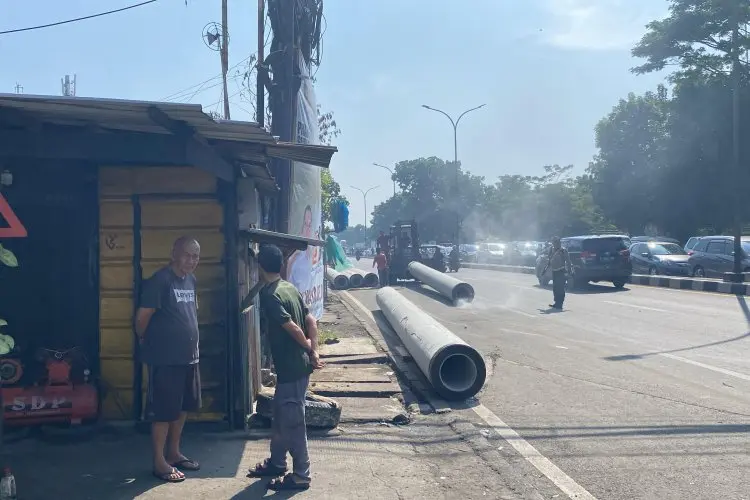 Ngeri Puluhan Tiang Paku Bumi Terjatuh Dan Berhamburan di Perempatan Buah Batu Jalan Soekarno Hatta