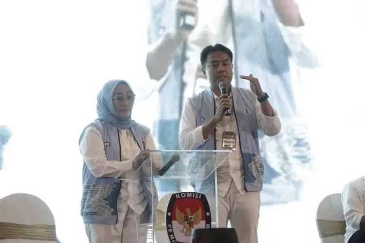 Paslon Wali Kota dan Wakil Wali Kota Cirebon, Eti Herawati dan Suhendrik Gulirkan Program Seragam Sekolah Gratis