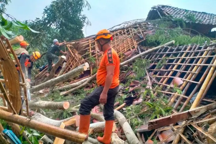 Puting Beliung Sapu Belasan Kecamatan di Sukabumi, Puluhan Rumah Rusak