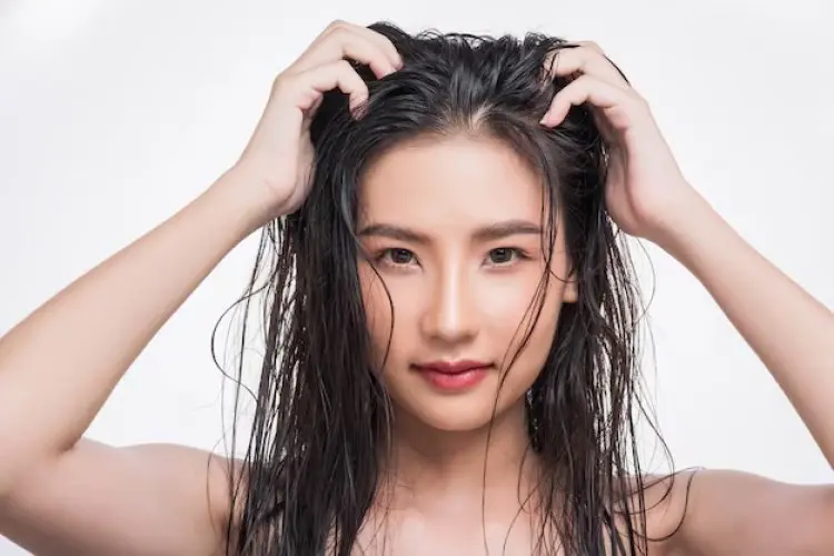 5 Masalah yang Muncul Jika Anda Tidur dengan Rambut Basah