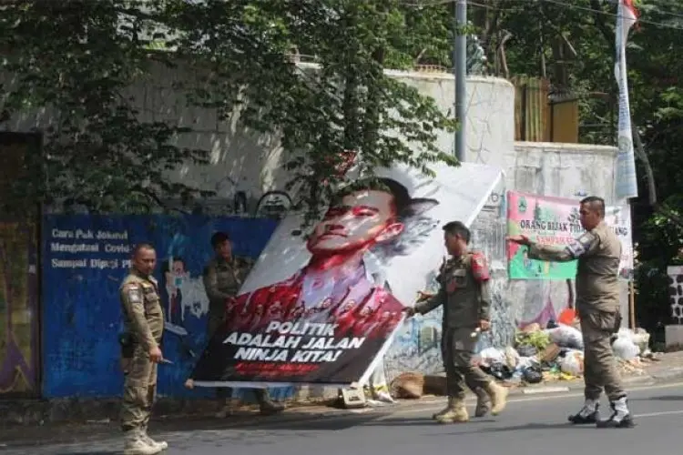 Masih Ada yang Melanggar, Satpol PP Kota Bandung Tertibkan APK
