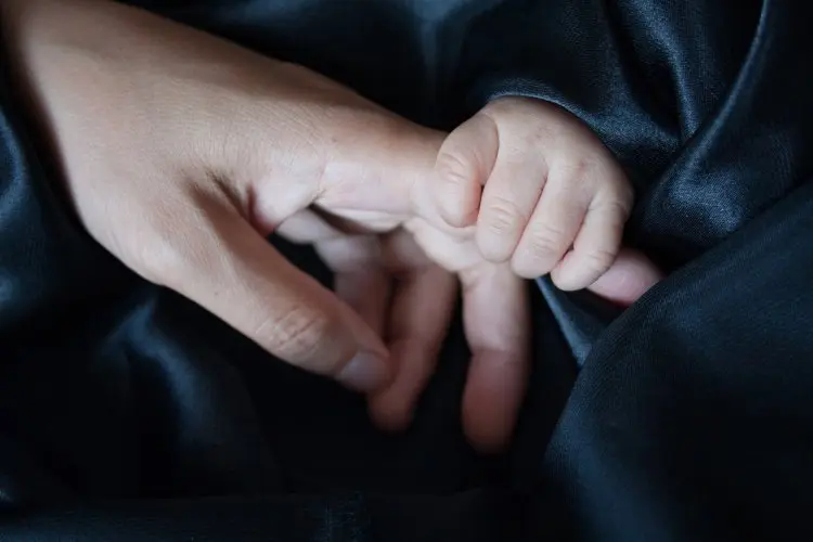 Si Kecil Demam? Tenang, Bunda! 4 Cara Alami Turunkan Panas Bayi Tanpa Obat, Dijamin Ampuh dan Aman!