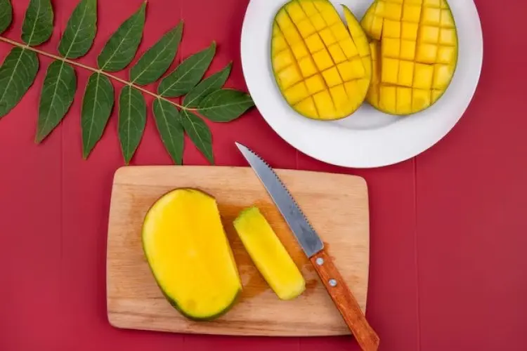 Bukan Hanya Soal Kebersihan, Ini Alasan Kenapa Mangga Harus Dicuci Dulu Sebelum Dikonsumsi!