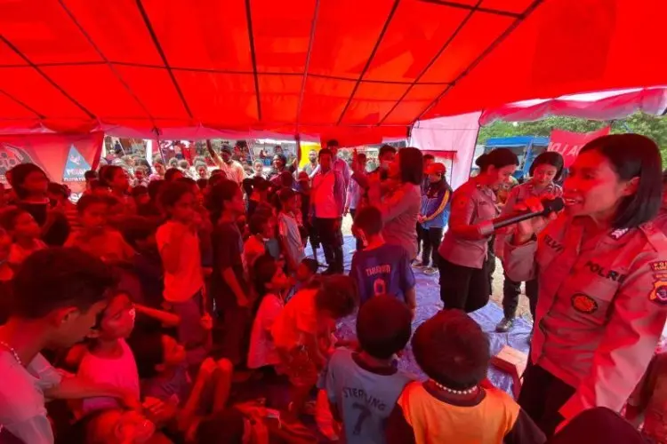 Polisi Berikan Trauma Healing Pada Anak Korban Erupsi Gunung Lewotobi