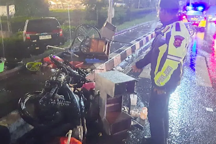 Hilang Kendali, Mini Bus Tabrak Tukang Sate Hingga Pedagang Cilok di Puncak