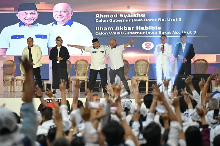Gestur Pesawat Pasangan ASIH di Debat Publik Perdana Pilgub Jabar 2024, Curi Perhatian