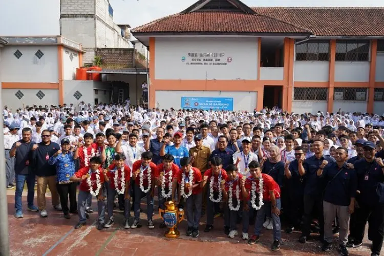Telkomsel Bagikan 1.000 Voucher by.U  ke seluruh siswa SMAN 18 Bandung