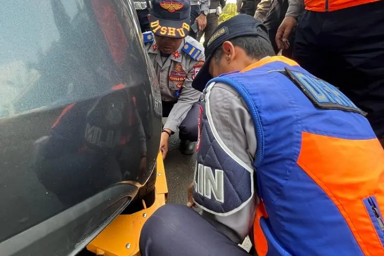 Kerap Membandel, Petugas Dishub Kota Cimahi Gembok Mobil Parkir Sembarangan
