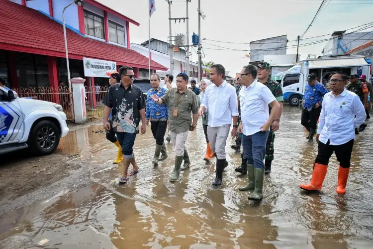 Bey Machmudin Tinjau Banjir Rob di Indramayu 