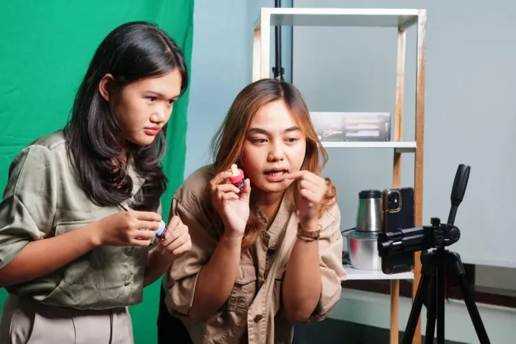 Host Live Tepat Bantu Penjualan Brand Fashion Melesat, Simak 5 Cara Pilihnya!