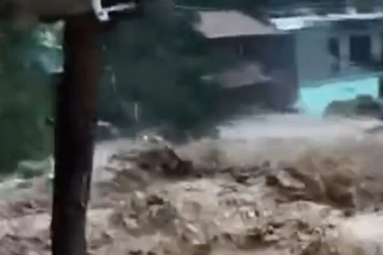 Waduh, Sejumlah Warung di Tegalwaru Hanyut Terbawa Banjir Bandang Sungai Cigentis