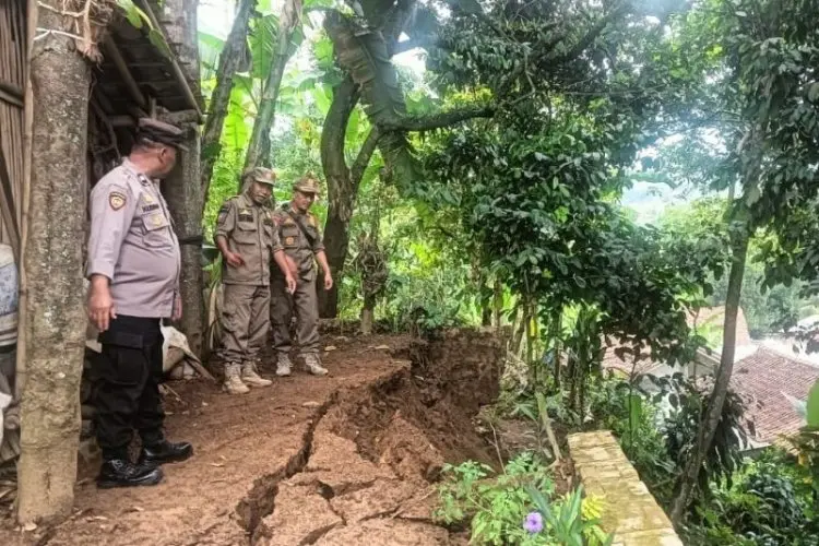 Tanah Longsor di Kampung Cisarandi Selangkah Lagi Gerus Rumah Warga