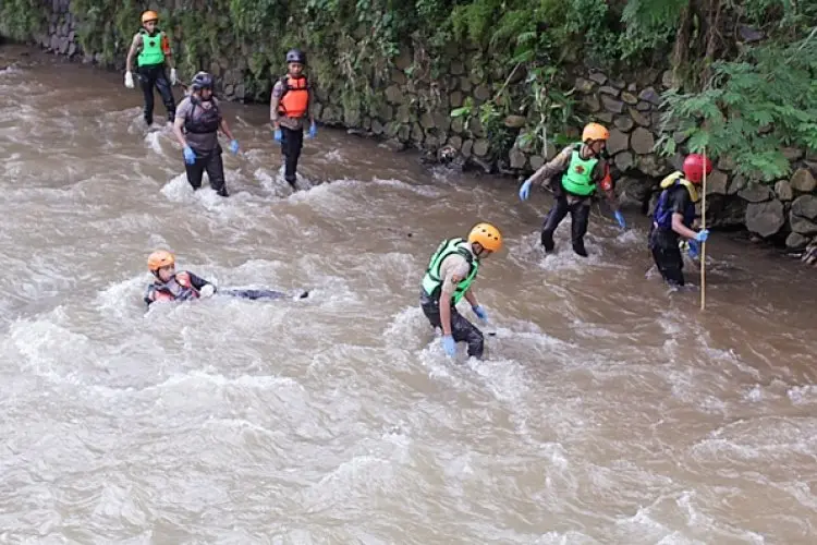 Dua Bocah Laki-laki Hanyut di Cibinong, Satu Berhasil Diselamatkan