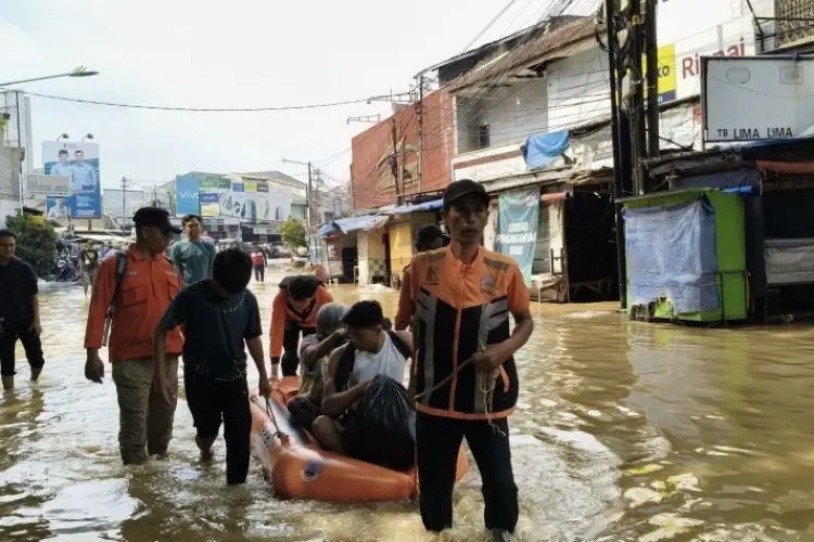 BPBD Bandung Bangun Tenda Pengungsian Korban Banjir