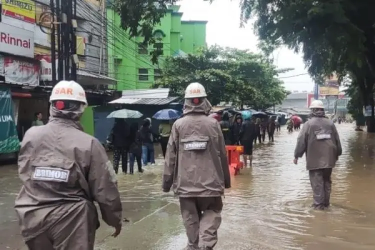 Tim SAR Sat Brimob Polda Jabar Evakuasi Bencana Banjir di Dayeuhkolot