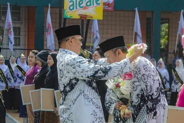 Pemkot Bandung Berikan Penghargaan Kepada Sejumlah Guru