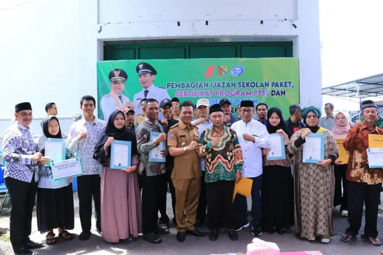 Bupati Dadang Supriatna Serahkan Ijazah Persamaan Paket A,B dan C 