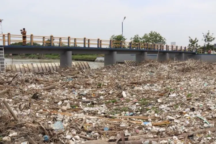 Sampah Menumpuk di Bendungan Karet Jamblang, Ini Tanggapa Pj Bupati