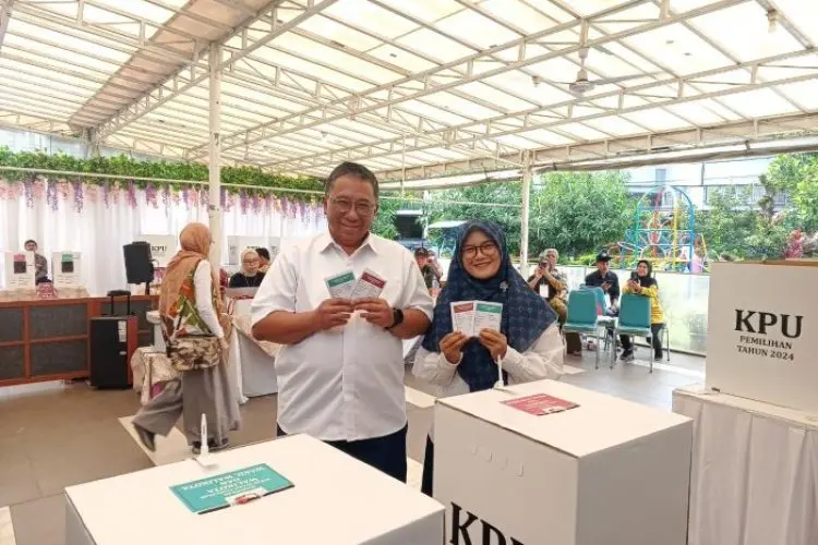 Cawalkot Bandung Haru Suandharu Coblos di TPS 15, Kelurahan Antapani