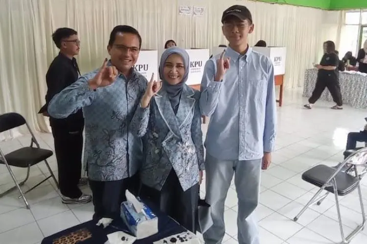 Sahrul Gunawan dan Istri Nyoblos di TPS 14 Desa Pamekaran Soreang