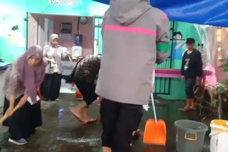 Diguyur Hujan Sejumlah TPS di Kota Cimahi Alami Kebocoran Hingga Ambruk