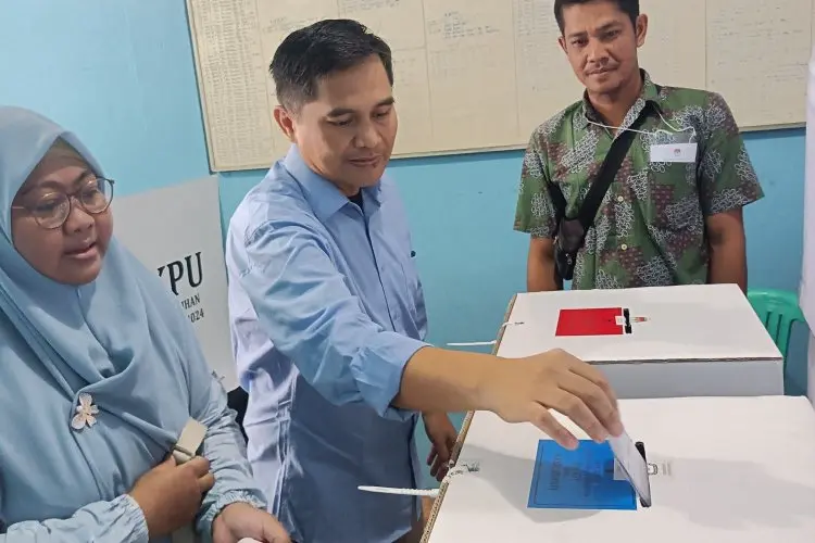 Cawabup Gun Gun Gunawan dan Istri Nyoblos di TPS 10 Desa Sayati