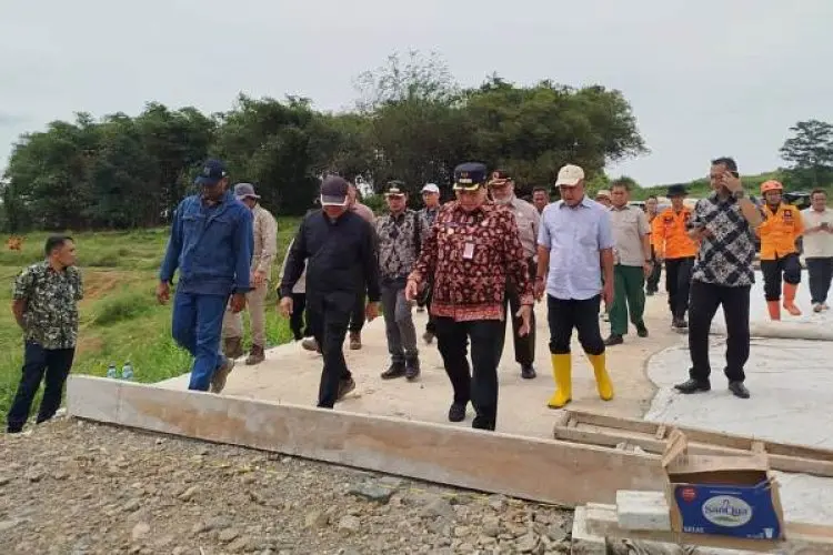 Jembatan Puncak 2 Ambruk, Bachril Bakri Tinjau Langsung ke Lapangan