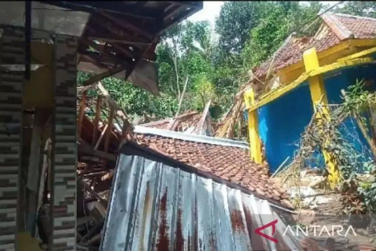 Akibat Pergerakan Tanah, Pemkab Cianjur Terpaksa Relokasi Dua Kampung