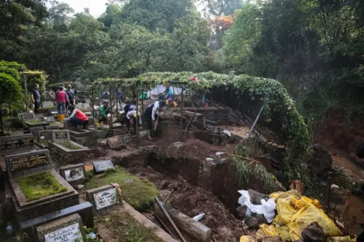 Pemkot Bandung Relokasi 19 Makam, Kirmir Jebol TPU Cikutra