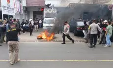 Sempat Memanas, Aksi Unras di KPU KBB Diwarnai Aksi Bakar Ban dan Saling Dorong