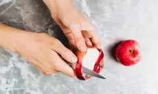 5 Kulit Buah yang Sebaiknya Tidak Dikupas Sebelum Dimakan