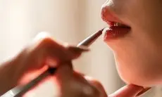5 Trik Makeup yang Bikin Bibirmu Plumpy