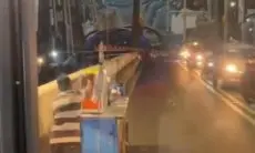 Aksi Sopir TransJakarta Tuai Pujian Usai Tak Klakson Pedagang yang Dorong Gerobak di Pinggir Jalan