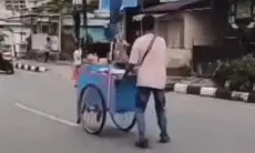 Viral Pedagang Pentol Dipaksa Minum Miras hingga Jalannya Sempoyongan