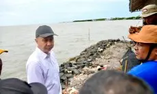 Bey Machmudin Tinjau Bencana Banjir Rob di Subang