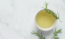 Rahasia Rambut Lebat, Manfaat dan Cara Membuat Air Rosemary di Rumah