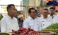 Sambangi Sejumlah Kios di Pasar Tagog Padalarang, Mendag Budi Santoso Pastikan Harga Kepokmas Stabil Jelang Nataru 2024/2025