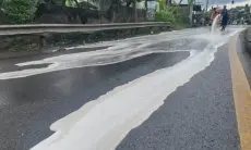 Polda Jabar Terjunkan Tim Unit Kimia Biologi dan Radioaktif untuk Sterilisasi Cairan Kimia Berbahaya yang Tumpah di Jalan Raya Purwakarta-Cikalongwetan Sepanjang 8 Kilometer