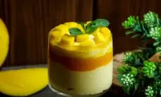 Coba Smoothie Bowl Mangga dan Pisang untuk Sarapan yang Lebih Menyenangkan