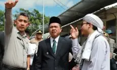 Bupati Bandung Bagikan Lagi Ribuan Ijazah yang Tertahan di Sekolah Secara Gratis