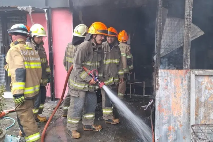 Sebuah Rumah Makan di Jalan Reog Kota Bandung Hangus Terbakar
