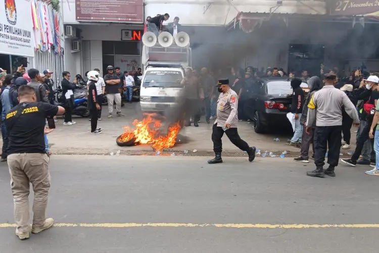 Sempat Memanas, Aksi Unras di KPU KBB Diwarnai Aksi Bakar Ban dan Saling Dorong