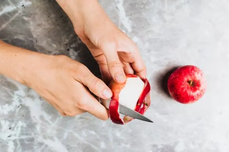 5 Kulit Buah yang Sebaiknya Tidak Dikupas Sebelum Dimakan