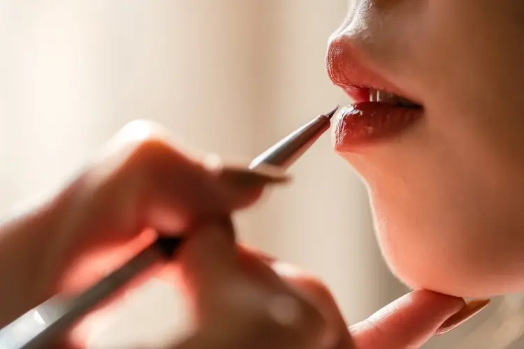 5 Trik Makeup yang Bikin Bibirmu Plumpy