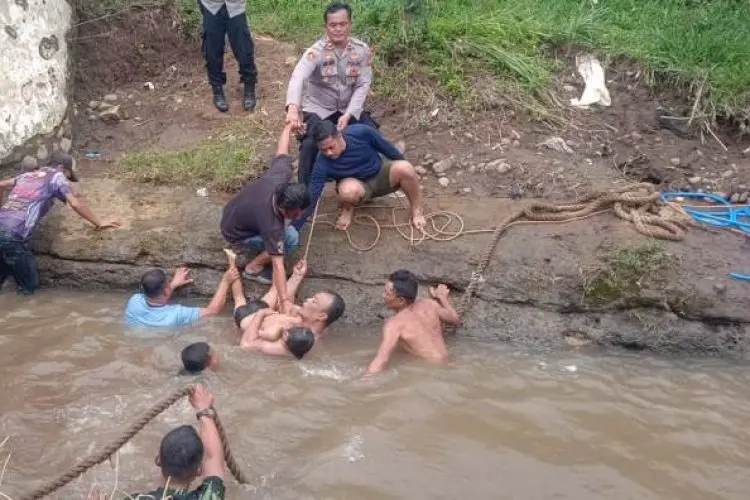 Polisi Temukan Bocah yang Tenggelam di Sungai Cisungalah Paseh Kabupaten Bandung