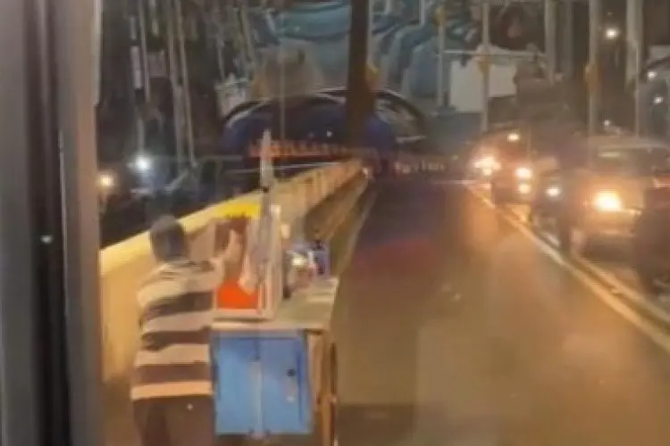 Aksi Sopir TransJakarta Tuai Pujian Usai Tak Klakson Pedagang yang Dorong Gerobak di Pinggir Jalan