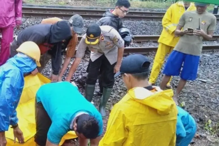 Diduga Tertabrak Kereta Api, 2 Pria Ditemukan Tewas di Perlintasan Rel Jatinegara