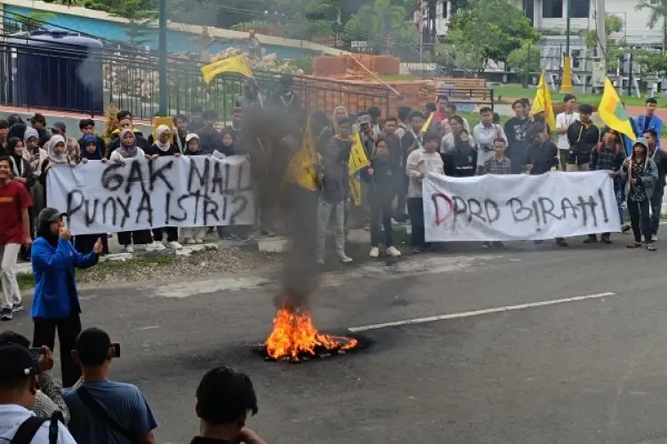 PMII Bawa Poster "DPRD Birahi" Sikapi Dugaan Pelecehan Seksual Oleh Oknum Anggota DPRD Kabupaten Cirebon